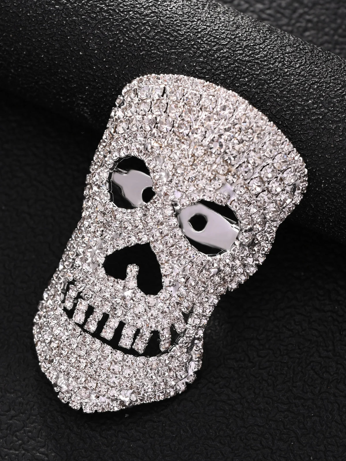 Rhinestone skull head Halloween top brooch women's Halloween dark style fashion personality clothing accessories brooch