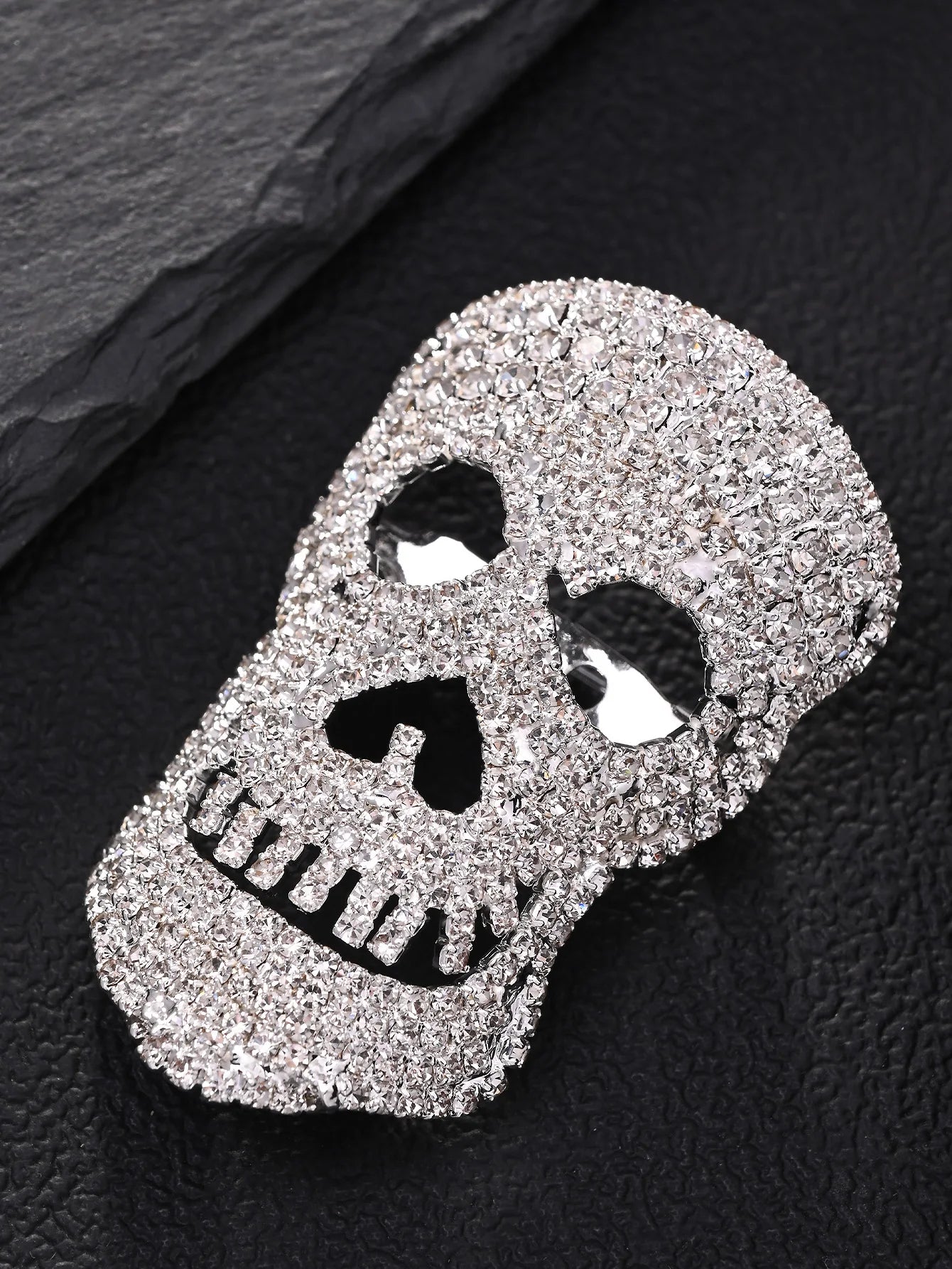 Rhinestone skull head Halloween top brooch women's Halloween dark style fashion personality clothing accessories brooch