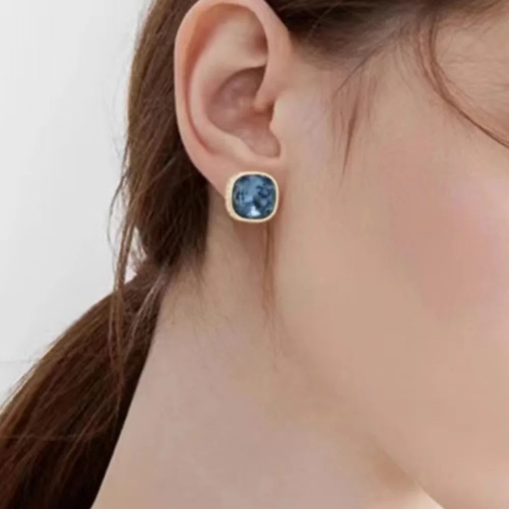 Fashionable Zircon Earrings, Small and Cute Women's Jewelry, Anti Allergic Material, Suitable for Women's Daily Wear Earrings.