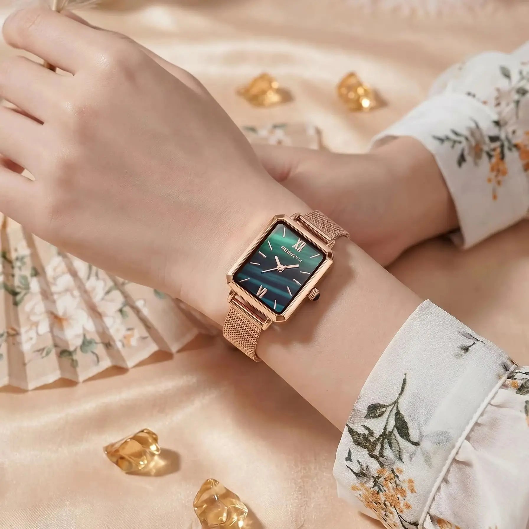 Casual, fashionable, retro, and simple quartz watches are suitable for daily wear