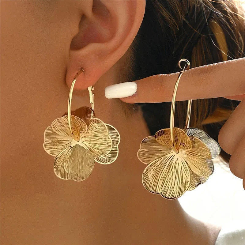 Exaggerate Gold Color Big Flower Hoop Earrings for Women Personality Fashion Ear Hook Metal Charm Jewelry Accessories Gifts