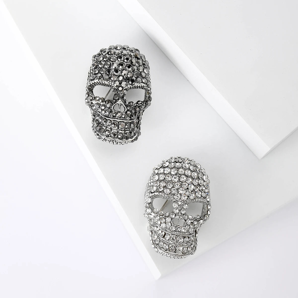 Rhinestone Skull Brooches for Women Unisex Metal Skull Pin Skull Lapel Pins Banquet Party Backpack Gifts Jewelry Accessories