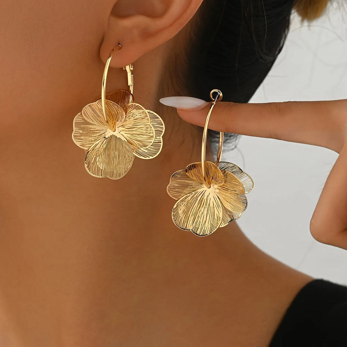 Exaggerate Gold Color Big Flower Hoop Earrings for Women Personality Fashion Ear Hook Metal Charm Jewelry Accessories Gifts