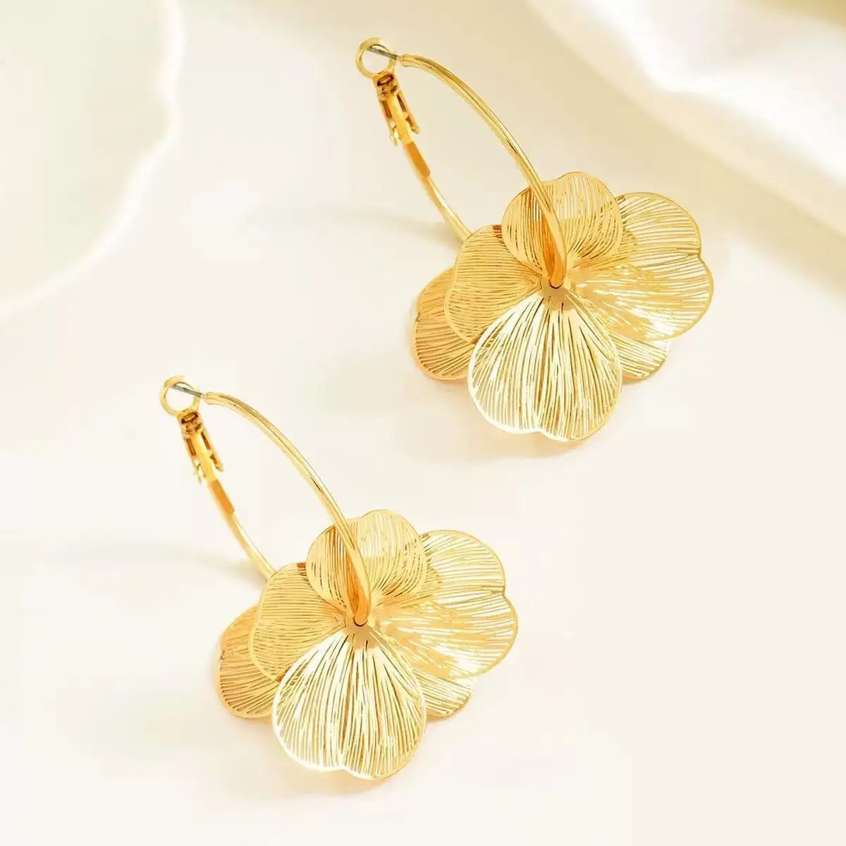 Exaggerate Gold Color Big Flower Hoop Earrings for Women Personality Fashion Ear Hook Metal Charm Jewelry Accessories Gifts