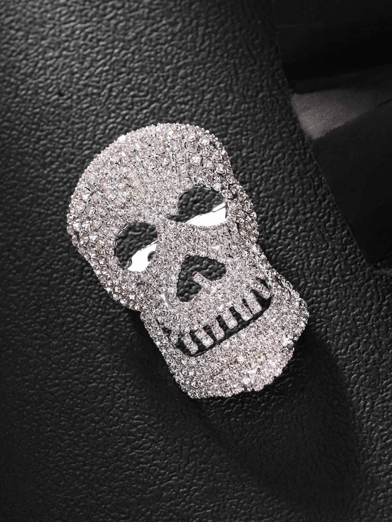 Rhinestone skull head Halloween top brooch women's Halloween dark style fashion personality clothing accessories brooch