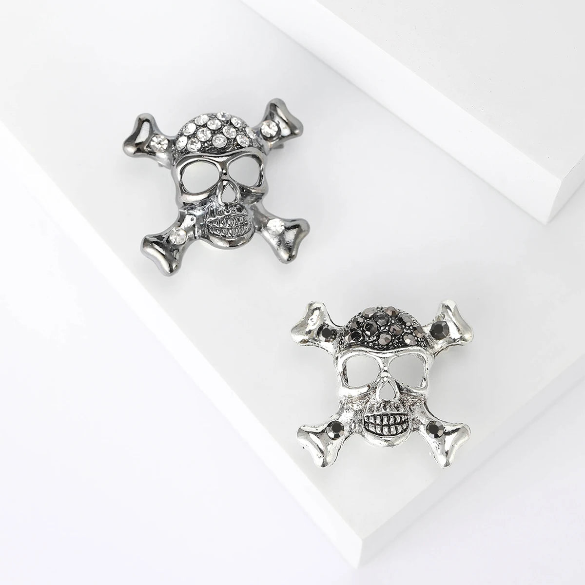 Rhinestone Skull Brooches for Women Unisex Metal Skull Pin Skull Lapel Pins Banquet Party Backpack Gifts Jewelry Accessories